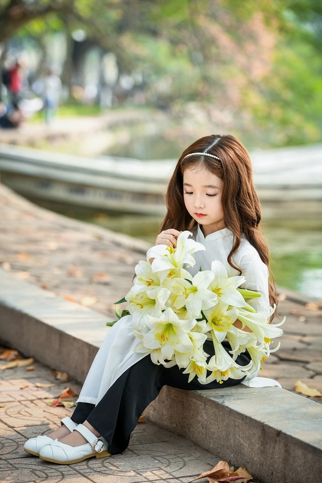 Vẻ đẹp mong manh của cô bé Hà Nội bên hoa loa kèn khiến cư dân mạng thổn thức Vẻ đẹp mong manh của cô bé Hà Nội bên hoa loa kèn khiến cư dân mạng thổn thức